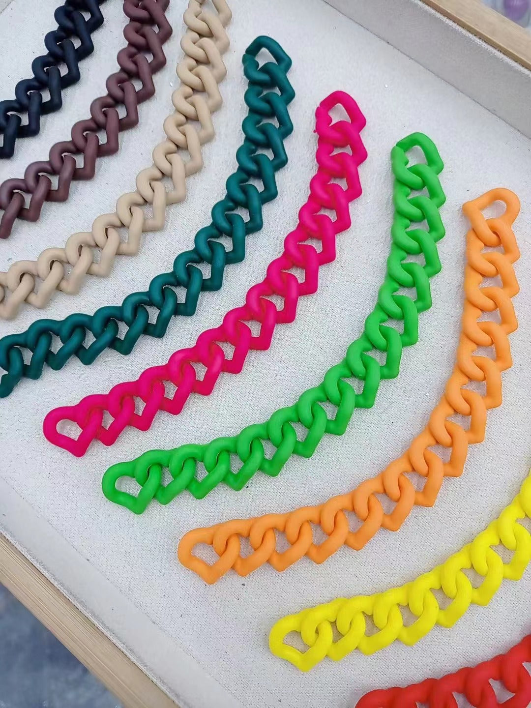 Acrylic heart chain for diy.Acrylic love chain seven-color Makaron color diy key chain mobile phone case chain.