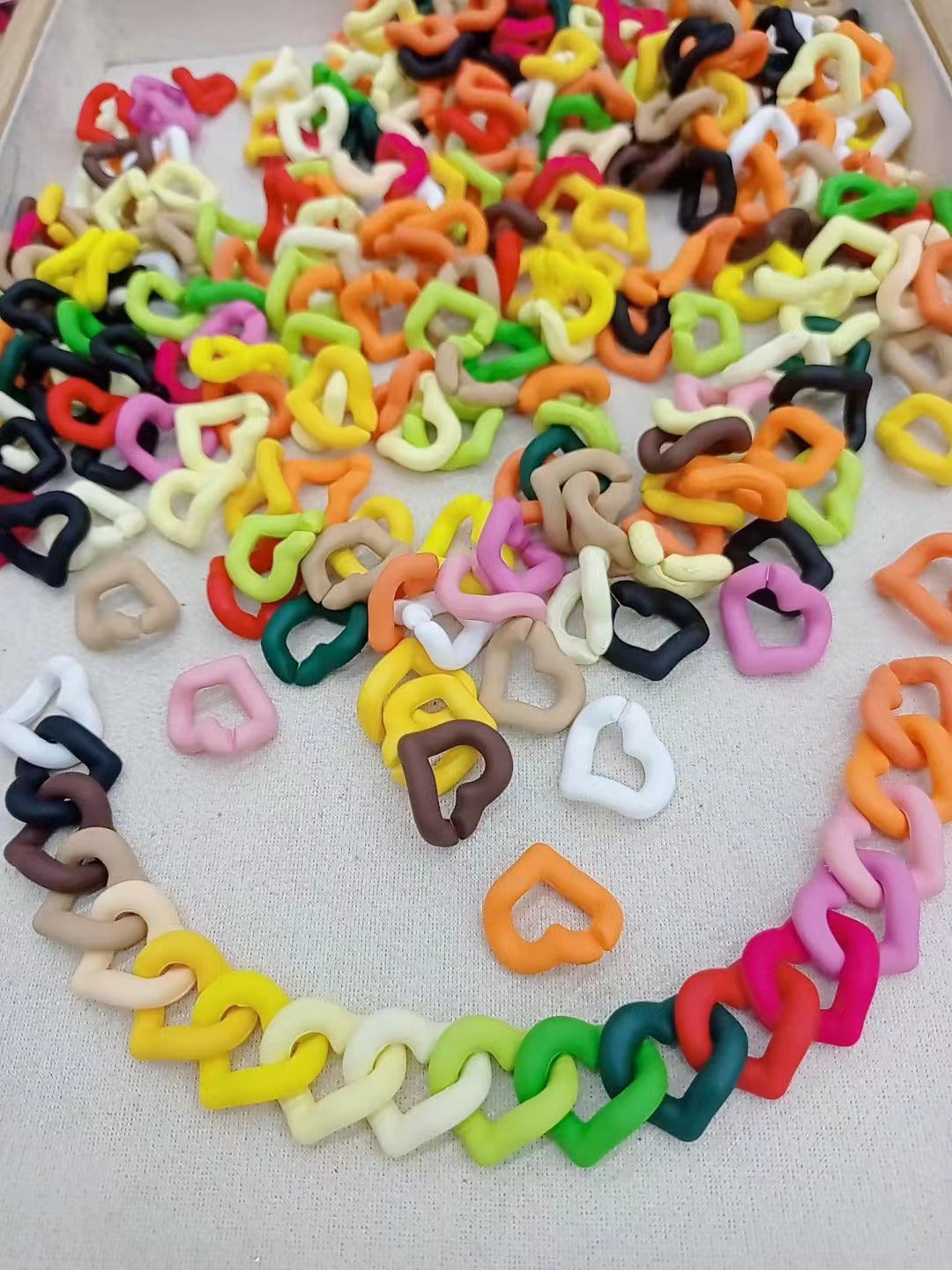 Acrylic heart chain for diy.Acrylic love chain seven-color Makaron color diy key chain mobile phone case chain.